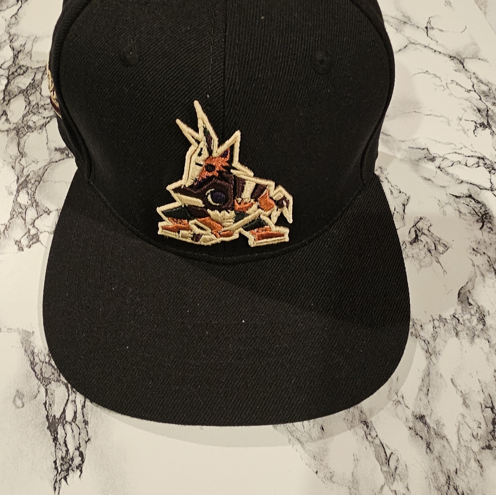 Limited Edition Phoenix Coyotes snapback hat one size